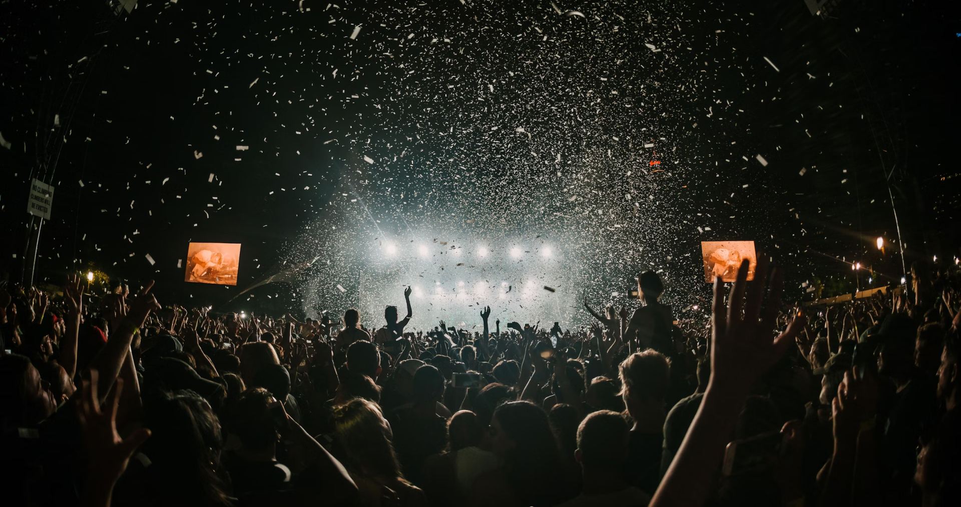 Festivalpublikum bei einem Live-Konzert mit Rave Safe Festival-Ohrstöpseln